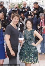 组图：章子怡透视美裙酥胸隐现金饰闪耀