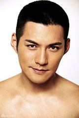 组图：严宽俏皮帅气代言 大片湿身诱惑