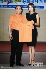 组图：韩星李贤京等出席保宁泥浆节开幕式