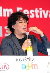 组图：宋康昊奉俊昊釜山宣传《雪国列车》