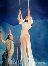 组图：凯蒂-佩里着纯白透视裙高空漫舞