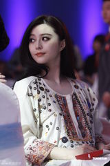 组图：范冰冰亮相慈善盛典 杨受成主动互换号码