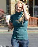 组图：布兰妮蓝色紧身衣显傲胸 手抚秀发妩媚