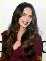 组图：梅根-福克斯枣红套裙亮相首映 妆容精致红唇性感