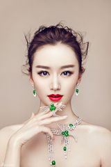 组图：乔乔早春写真白皙肌肤气质独特