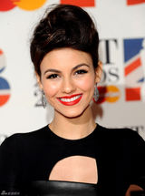 高清图：维多利亚-嘉丝蒂黑色短裙亮相身材窈窕