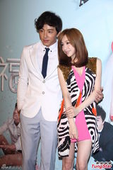 组图：王心凌穿婚纱摔倒 装傻避谈姚元浩