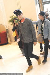 组图：张亮亲切打招呼 助理身后黑面指粉丝