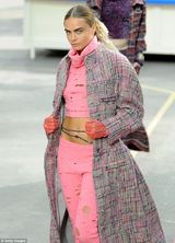 组图：凯拉-奈特莉出席巴黎时装周 新装展蛮腰