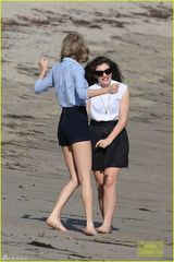 组图：洛德与泰勒沙滩巧遇 兴奋狂舞不顾发型