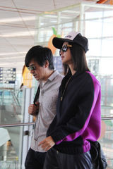 组图：张歆艺出征纽约时装周 杨树鹏陪同前往