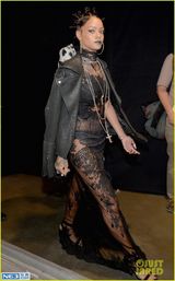 组图：蕾哈娜透视蕾丝裙亮相 满头辫绿唇似海妖