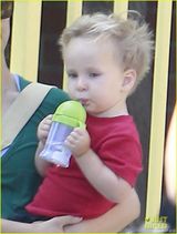 组图：波特曼穿绿衫抱子出街 小家伙拿水壶卖萌