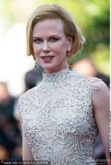 组图：妮可走秀精致长裙华贵 与李安牵手热聊