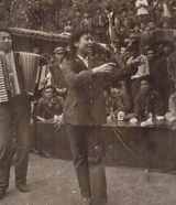 组图：彭丽媛老山前线慰问演出旧照 清秀丽人