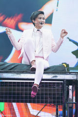 组图：李宇春上海开唱遭男舞者抱 父母首度现身