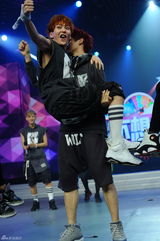 组图：韩国组合EXO亮相快本 边伯贤压倒kris