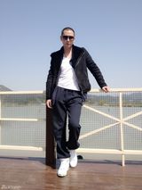 组图：韩栋春日写真曝光 多种风格秀型男范儿