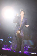 高清组图：钟汉良广州开唱 造型多变帅气逼人