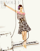 组图：名模裴蓓演绎VOGUE摇滚乐主题时装大片