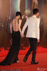 组图：郑秀文美背现金蛇装饰 与古天乐黑白配