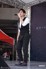 组图：杨宗纬歌迷送养声妙方 不怕与萧敬腾比较