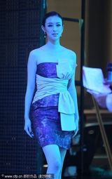 组图：兽兽翟凌现身车展 低胸现身成目光焦点