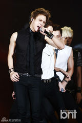 组图：f(x)BEAST等参加DMZ世界和平演唱会