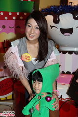 组图：钟嘉欣新歌说情事 获绯闻男友伍允龙支持