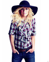 组图：瑞茜-威瑟斯彭秋装写真 秀西部牛仔元素