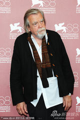 组图：《硬纸盒小镇》记者会 女主角光头造型抢眼