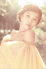 组图：徐冬冬化身丛林仙子 拖地长裙尽显优雅