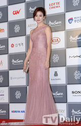 组图：18届釜山国际电影节开幕 女星露股沟抢镜