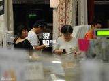 浪眼独家：潘粤明显孝心带母亲挑选家具