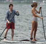 组图：斯威夫特划桨出海 条纹复古比基尼秀身材