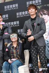 幻灯图集：飞轮海迟到狂迷不减 吴尊惨被摸胸尴尬