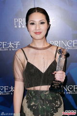 组图：杨千嬅透视装亮相自嘲平胸没看头