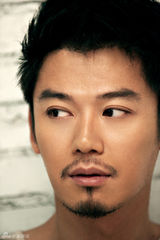 组图：芦芳生居家写真秀萌态 艺术气质率真十足