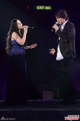 组图：甄妮等红馆开唱 潘美辰唱情歌疑示爱