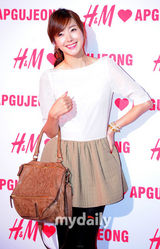 组图：尹恩惠出席派对甜美娇俏 丁一宇帅气如王子