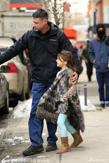 组图：小苏瑞放学享受公主待遇 穿大披肩显时尚