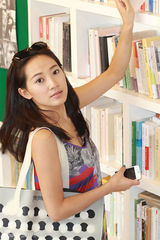 组图：秦子越曝光出游照 超仙长裙最拉风