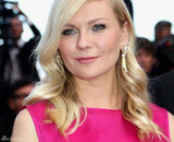 组图：邓斯特戛纳走秀紫红裙装简约亲切