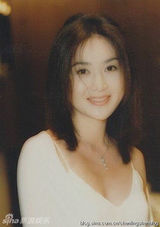 组图：“火玫瑰”温碧霞早年罕见青涩照