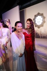 组图：孙敬媛低胸红裙亮相秀场 香肩美腿性感