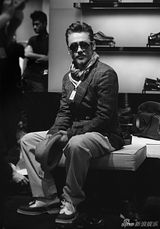 吴秀波现身米兰时装周 观看品牌时尚大秀