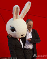 《巴尼的人生》首映 日本导演清水崇戴兔子头套抢镜