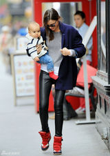 组图：辣妈米兰达-可儿街拍 大衣搭皮裤滑雪靴