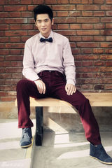 组图：张晓龙街拍LOOK 粉色格子衬衣搭领结