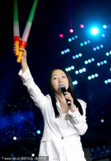 组图：杨钰莹首登央视舞台 与李玟李玉刚同台献唱